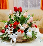 Wiosenny stroik na stół Wielkanoc kolorowe kwiaty ozdoba prezent 32 cm 