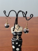 Kolczyki kulki z wypełnieniem czarne gwiazdki 