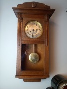 Stary wiszący zegar ścienny