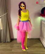 Efektowny strój w stylu disco z lat 80-tych 