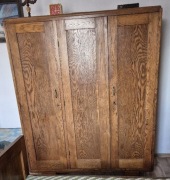 Stylowa dębowa szafa