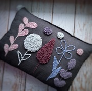 Poduszka dekoracyjna kwiaty punch needle