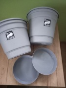 Zestaw 2 większych doniczek plastikowych z podstawkami