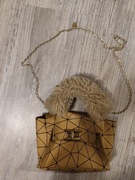 Śliczna torebka z włochatą rączką. 