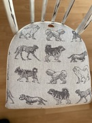 Krzesło vintage „dog lovers” z przecierkami