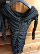 Damska dopasowana sukienka odkryte ramiona falbanki długi rękaw 