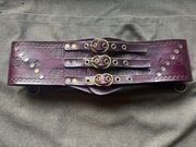 Szeroki fioletowy skórzany pas z mosiężnymi klamrami dla Wikinga lub Pirata