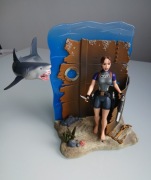 Figurka Lara Croft z Tomb Raider na dioramie