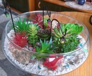 Niesamowicie piękna kompozycja sztucznych roślini innych elementów 