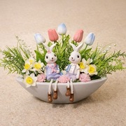 Stroik wielkanocny dekoracja wiosenna kompozycja kwiatowa z zajączkami 