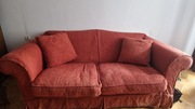 Elegancka czerwona sofa – wygodna, stylowa, solidna!