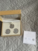 Srebrne monety z papieżem i grającą pozytywką