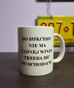 Kubek z tekstem  "Do sukcesu nie ma żadnej windy, trzeba iść po schodach"