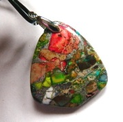 Kolorowy jaspis tęczowy, wisiorek tarcza na rzemyku