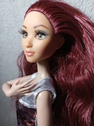 Bordowo-włosa z rzęsami koleżanka lalki Barbie i Ken