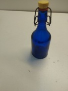 szklana butelka w kolorze kobaltowym W stylu vintage.