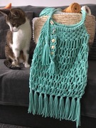 Makramowa torba na długich paskach na wiosnę