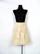 Elegancka spódnica Simple w paski ze złotym akcentem – rozmiar 38