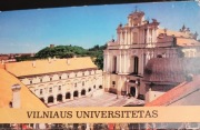 Zestaw 25 pocztówek Uniwersytetu Wileńskiego w kartonowej obwolucie.1982 r