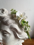 Ślubna ozdoba na włosy ze sztucznych białych kwiatów 