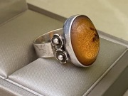 Metaloplastyka stary srebrny pierścionek z bursztynem vintage l PRL Cepelia