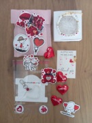 Walentynkowy box 3 – bransoletka, naklejki, breloczek, serca, misie