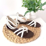 Sandały rzymianki 41  białe z paskami zapinane na zamek 