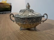 Cukiernica zdobiona ze szklanym wkładem 