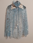 Peleryna Królowa Zima z magiczną różdżką.