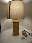 Lampa stołowa z drewnianą podstawą i abażurem.