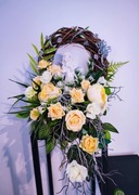 Przepiękny stroik nagrobny z aniołkiem 