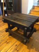 Stolik kawowy z drewna modrzewiowego