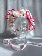 Wianek kwiatowy na głowę z róż, biało-różowy, serce