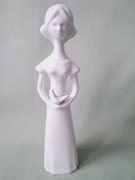 porcelanowa figurka: dziewczynka z gołębiem