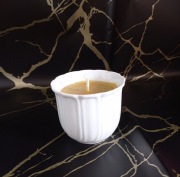 Naturalna świeczka z 100% wosku pszczelego, 100 ml I biały świecznik