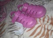 Nowe sandałki dla dziewczynki