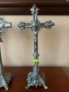 Stylowy Krzyż Stojący – Krucyfiks z Bogatą Symboliką (Srebrzony/Metal)