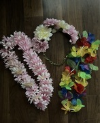 Naszyjniki oraz opaska ze sztucznych kwiatów 