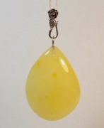 Wisiorek z bursztynu