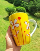 Unikatowy żółty kubek kwiaty styl retro flower power