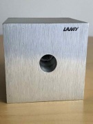 Stojak na pióra długopisy przycisk Lamy kostka metal