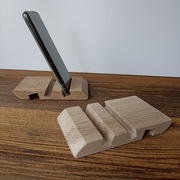 Drewniana podstawka pod telefon 