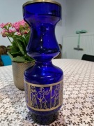 Wazon z kobaltowego szkła pochodzący z HSG „Hortensja” PRL