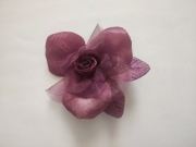 Kwiatek róża chińska z materiału broszka 12 cm 