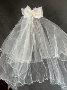 Biały welon ślubny, weselny; podwójny; kokarda, z perełkami; 60 cm