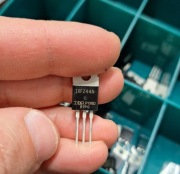 Zestaw 5 szt. IRFZ44N – Klasyczny MOSFET N-Channel 55V 49A NOS