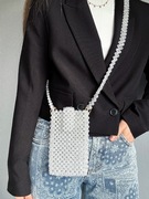 Ręcznie robiona biała torebka z koralików akrylowych na telefon 