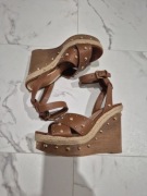 Sandały na koturnie brązowe DeeZee