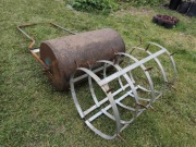 Walec ogrodowy z nakładka do aeracji