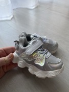 Stylowe i modne srebrne buty sportowe dla dziewczynki z uroczymi motylkami 